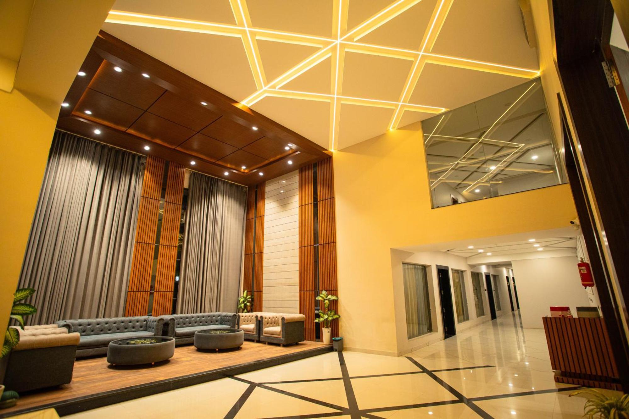 Hotel Miracle 2Km From Mahakal Temple Ujjain Exterior photo