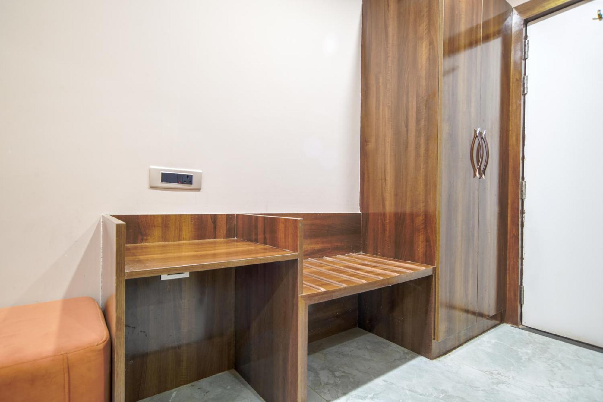 Hotel Miracle 2Km From Mahakal Temple Ujjain Room photo