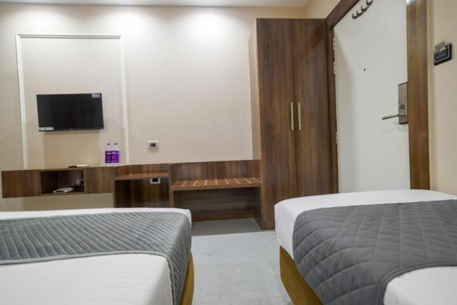 Hotel Miracle 2Km From Mahakal Temple Ujjain Exterior photo